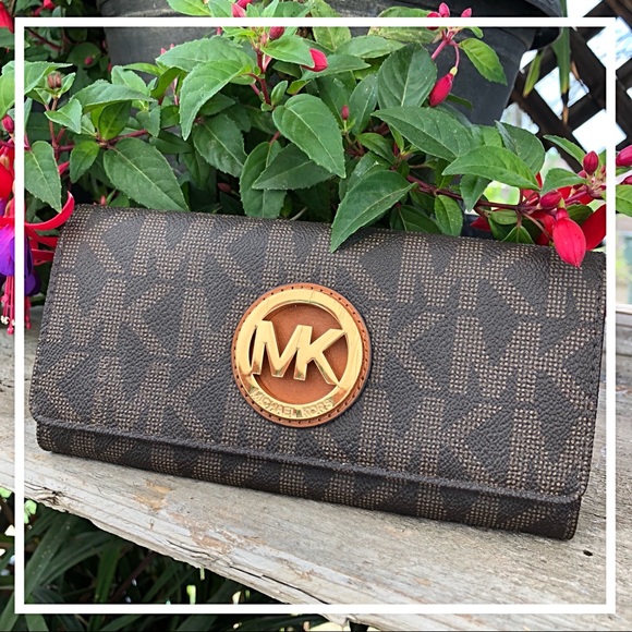 Michael Kors Handbags - **AUTHENTIC** Michael Kors wallet